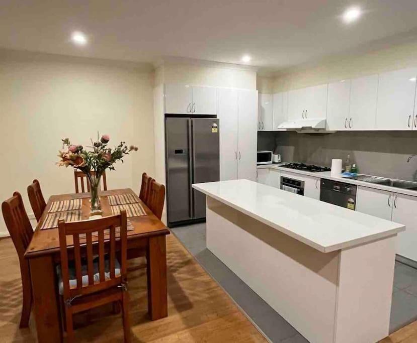 Glenroy House | Spacious & Sunny 2BR with garage,11 min to airport