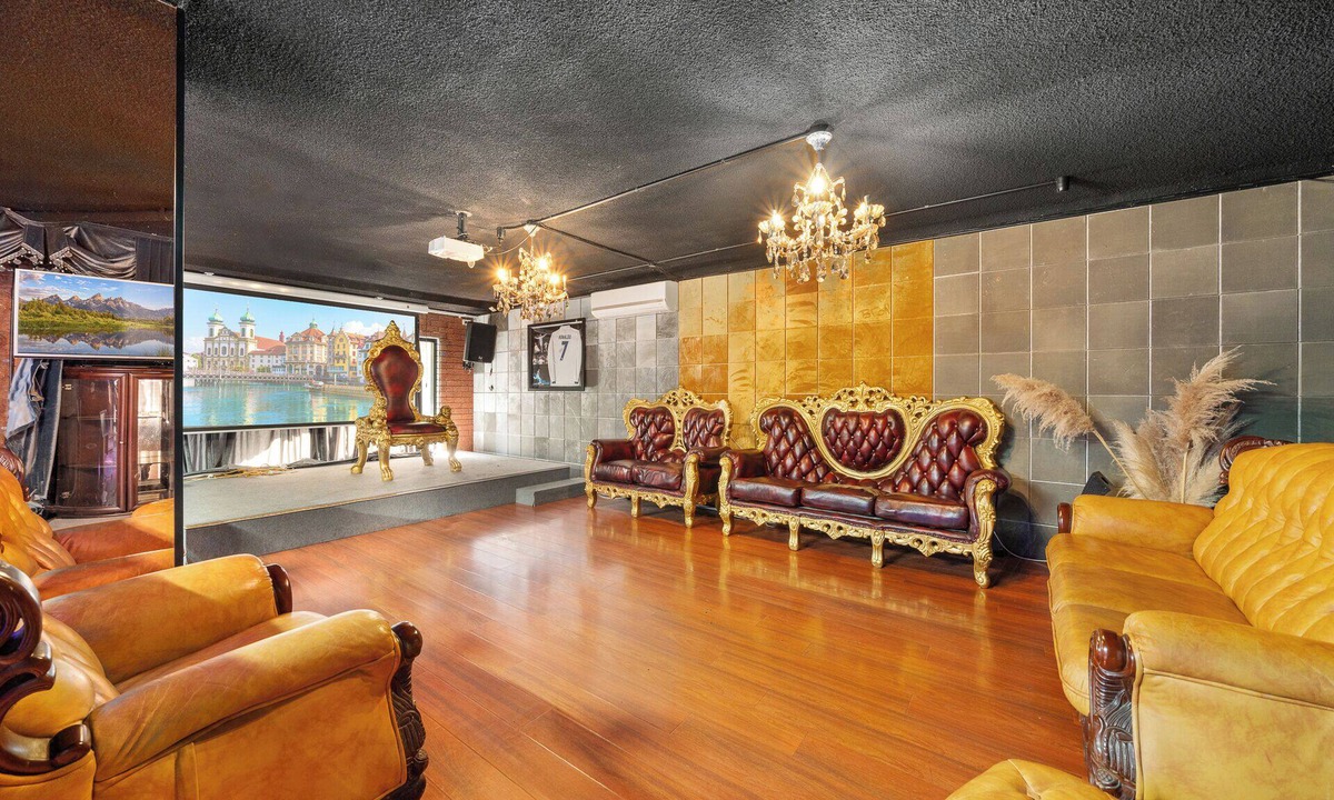 Dural House | Spacious Vacation Home in Dural with Tennis Court
