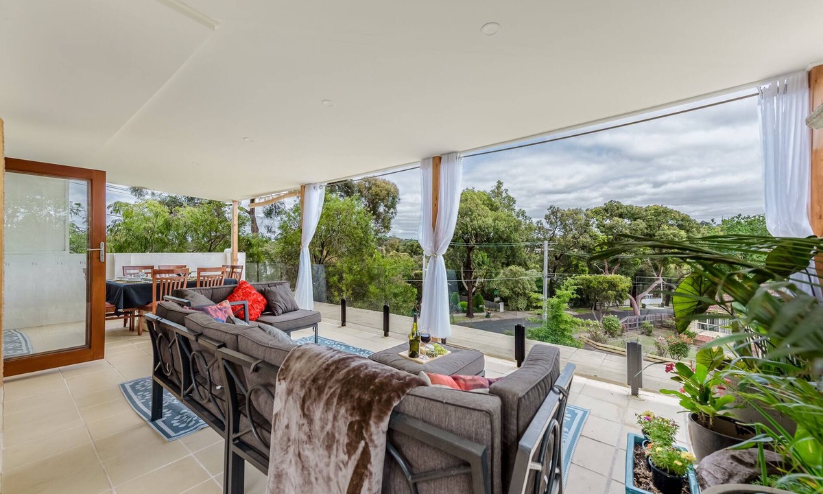 Mitcham Apartment | Spectacular views - Gorgeous balcony sunsets