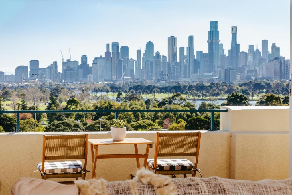 St Kilda Apartment | Spectacular views over Albert Park