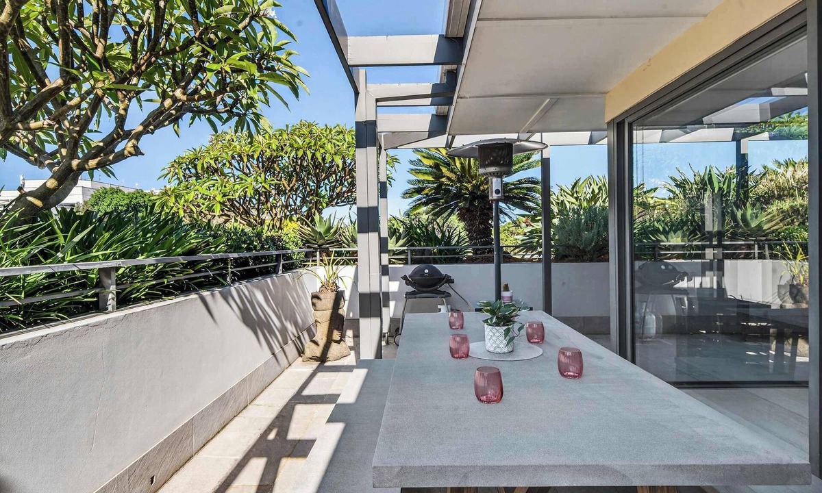 Redfern Apartment | Split Level Oasis - Stunning CBD views and Parking