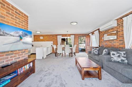 Jindabyne House | Sponars Onshore - 2BR Apartment l Pet-Friendly l WiFi l Air-Con l Fenced Backyard