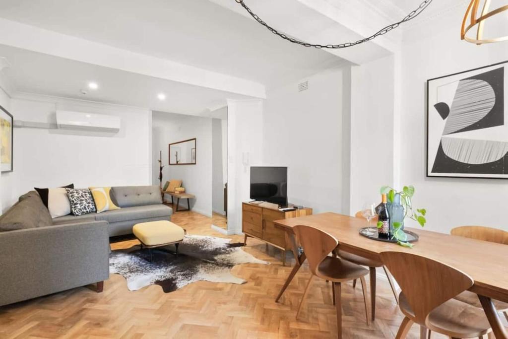 Kings Cross Apartment | St James, Art Deco Dream - 2 Bedrooms w Aircon