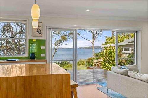 Sanctuary Point House | Stargazer Cottage Waterfront Reserve with Private Studio by Book Jervis Bay