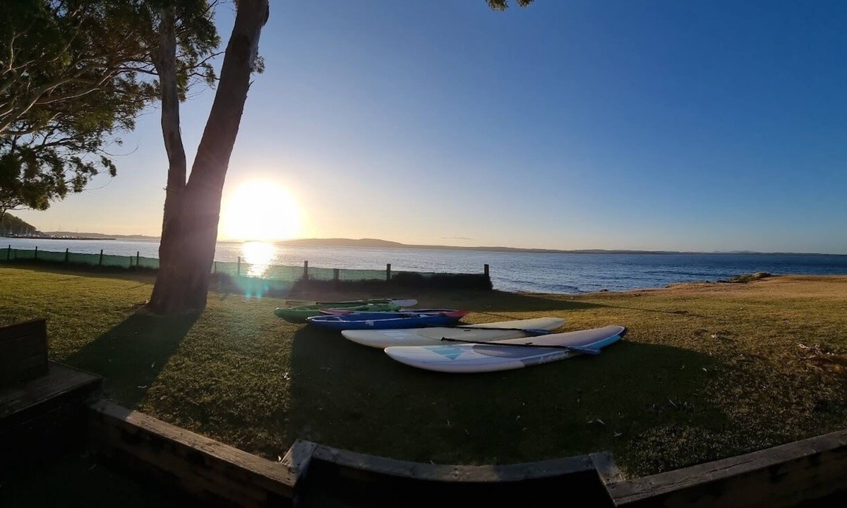 Corlette Apartment | Stay 3/Pay2 nights (T&C’s) 'Dolphin Shores' *1SUPs+3Kayaks* WATERFRONT
