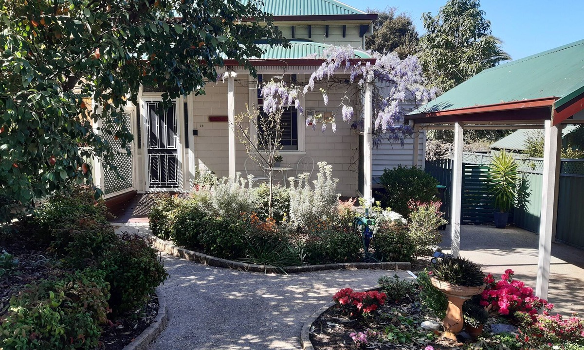 Bendigo Cottage | Stellar Location Two Bathrooms Breakfast Netflix Foxtel WiFi