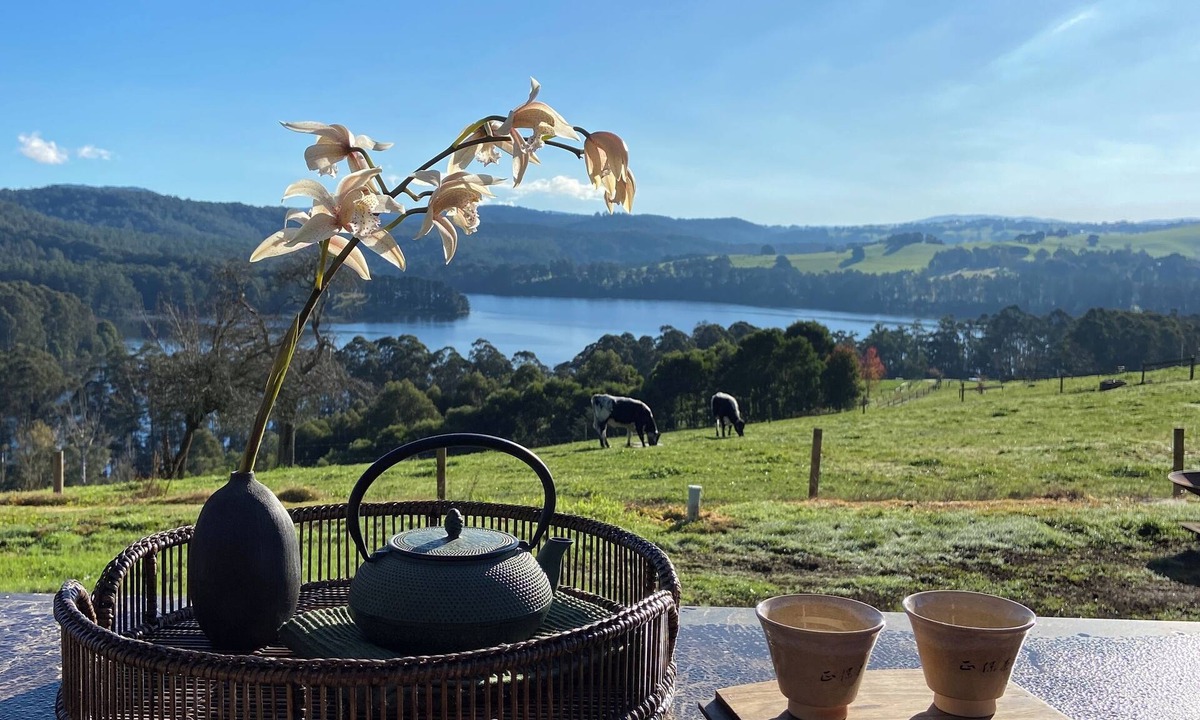 Jindivick House | Stillwater at Broughton Hall. Jindivick. Fireside lake views. Tranquil getaway.