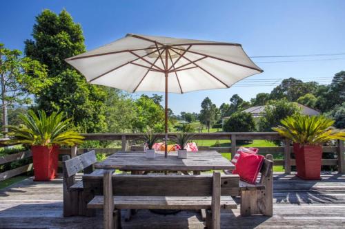 Woodstock House | Stone Cottage - vineyard estate w. fireplace