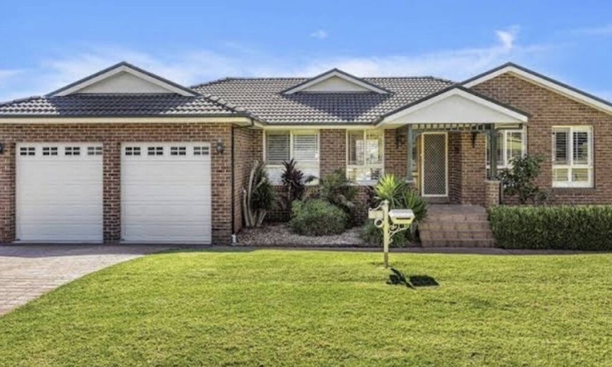 Flinders House | Stones throw away from several beaches, Shellcove Marina, Shellharbour village,