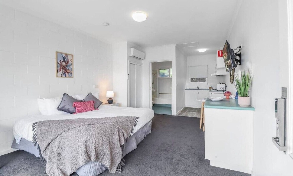 Geelong Apartment | Studio Apt, Central Location, CBD, Mibnb
