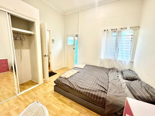 Woolloongabba Apartment | Studio Room Ensuite bathroom with separate Entrance Brisbane City