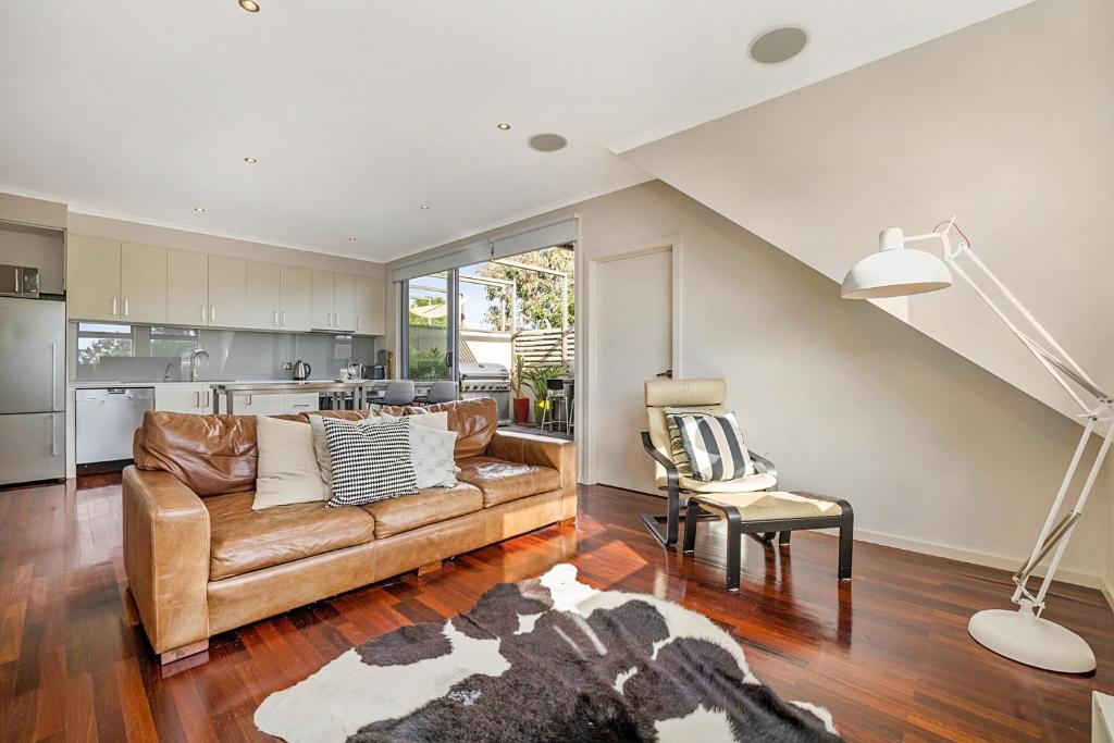Northcote Apartment | Stunning 2-Bed Unit with BBQ Patio near Dining