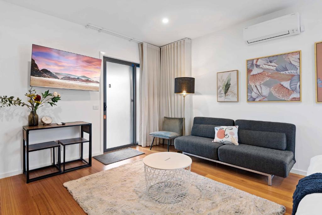 Carnegie Apartment | Stunning Studio Apartment Near Public Transport