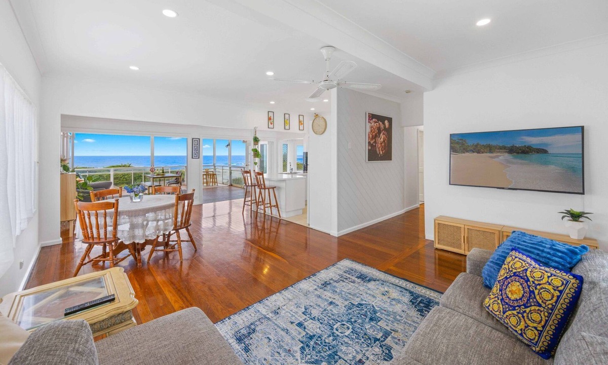 Lake Cathie Cottage | Sun Catcher - Beach view seaside cottage