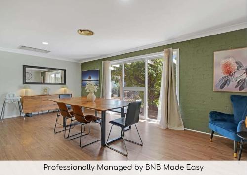 Dubbo House | Sunrise on Sovereign - Retro Family Entertainer