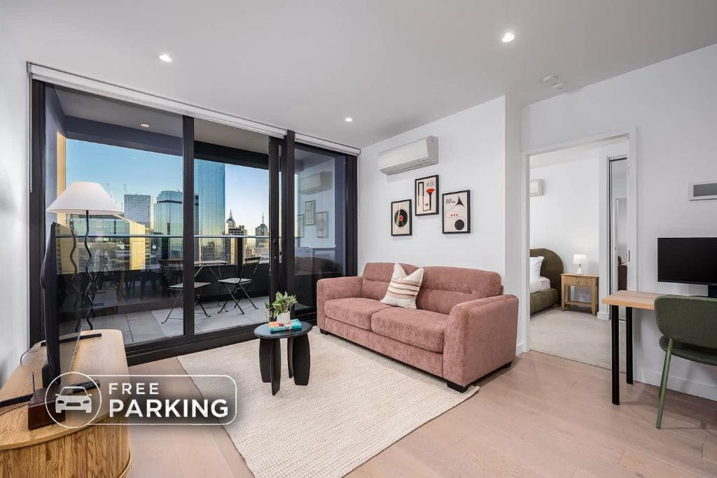 Docklands Apartment | Sunrise River View 2BR CBD Apartment, Free Parking, Family & Work Friendly
