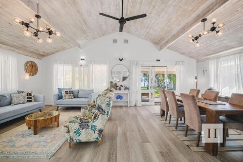 Chain Valley Bay House | Sunset Escape