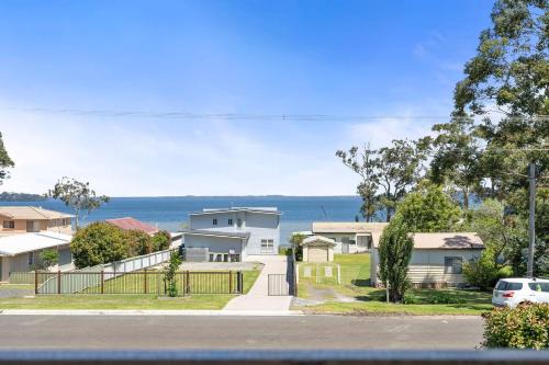 St. Georges Basin House | Sunset on Loralyn by Book Jervis Bay