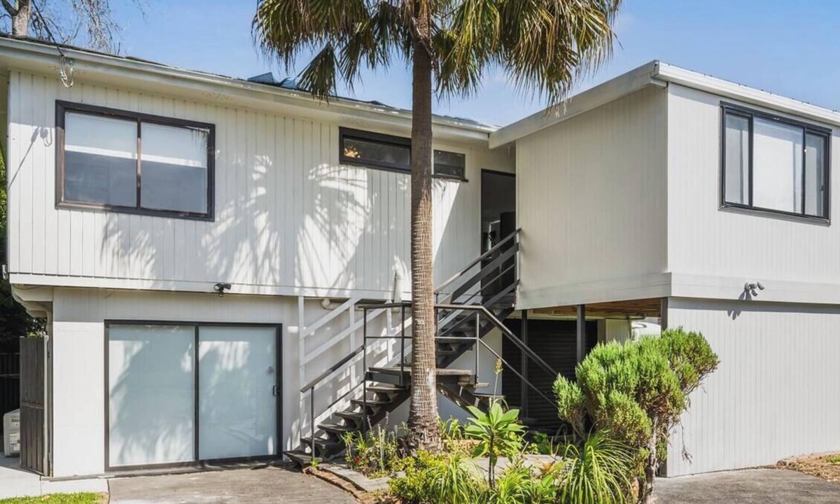 Summerland Point House | Sunset Shore Retreat – Waterfront Reserve Escape a