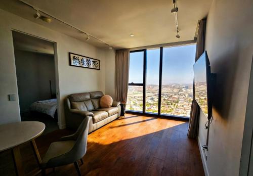 Carlton South Apartment | Sunset Sky Nest CBD 65F
