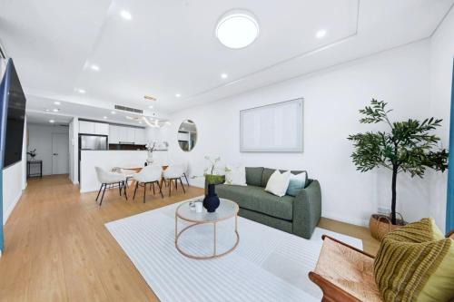 Mascot Apartment | Sunset View 4BR at Mascot Close to CBD & Airport