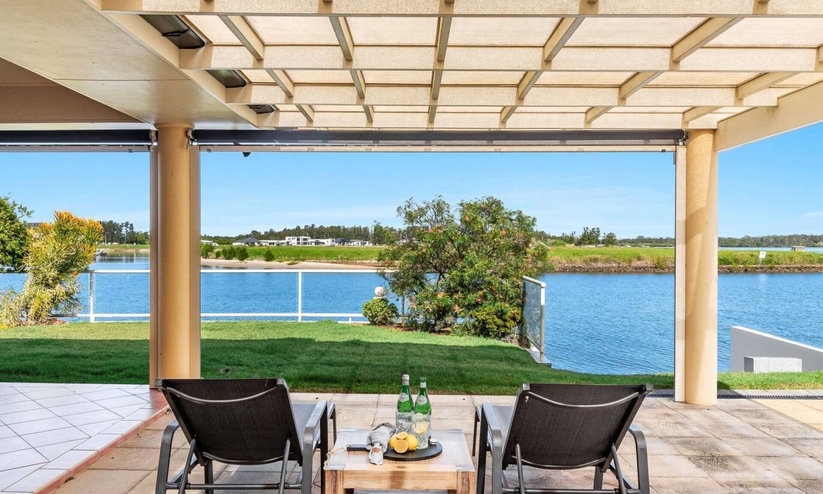 Yamba House | Sunsets AT 101 - Pet Friendly Waterfront with Private Pontoon - Holiday Yamba