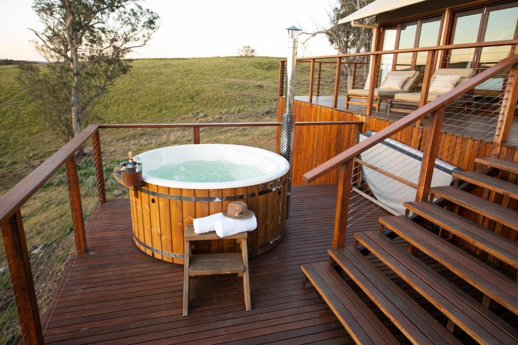 Capertee Villa | Sunvale Stunning Wilderness Luxury Lodge with Woodfire Heated Spa