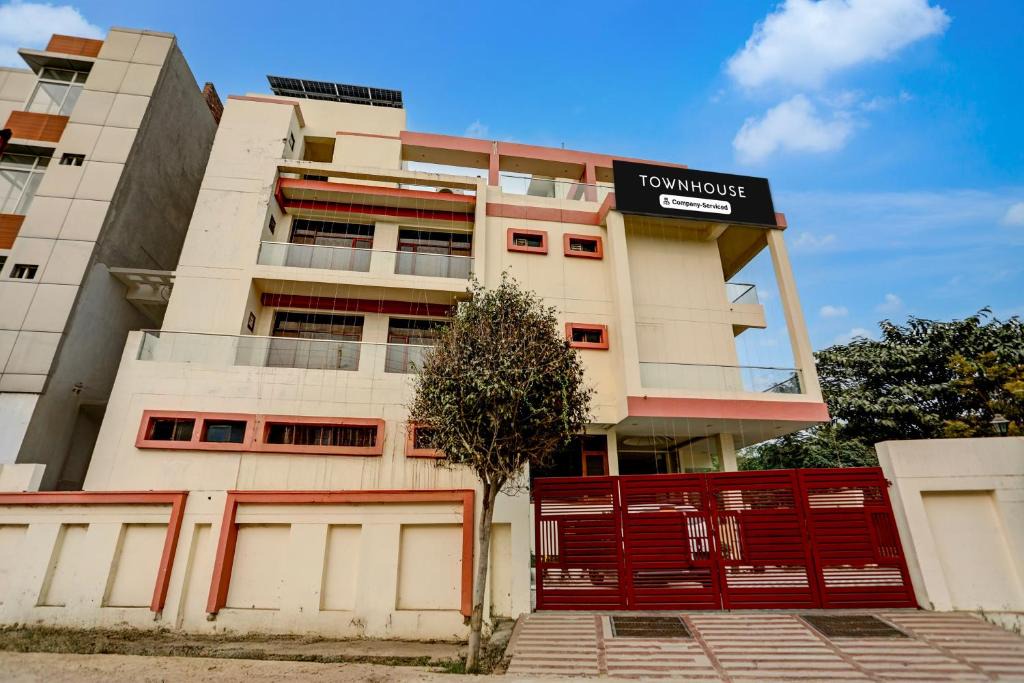Gomti Nagar Hotel | Super OYO Townhouse Gomti Nagar Sector 1 Formerly The Gahmar Inn