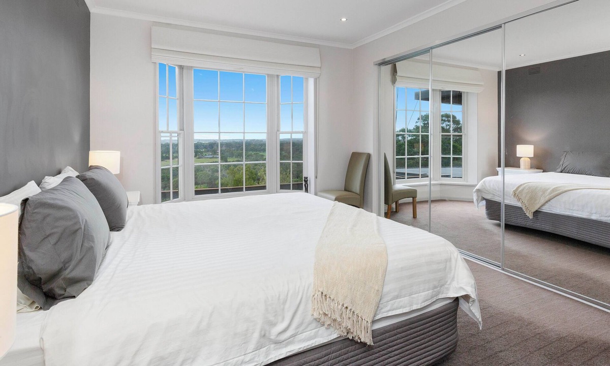 Mount Eliza House | Sweeping Views Two Bays