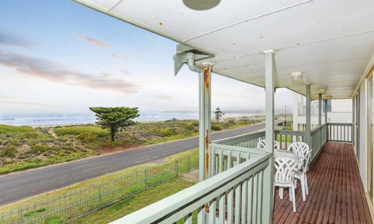 Middleton House | Tahren Beachfront Shack: Your Budget-Friendly Getaway Where Pets Are Welcome