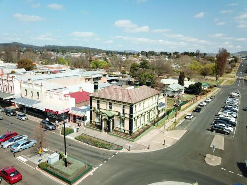 Glen Innes Bed & Breakfast | The Bank Guesthouse Glen Innes