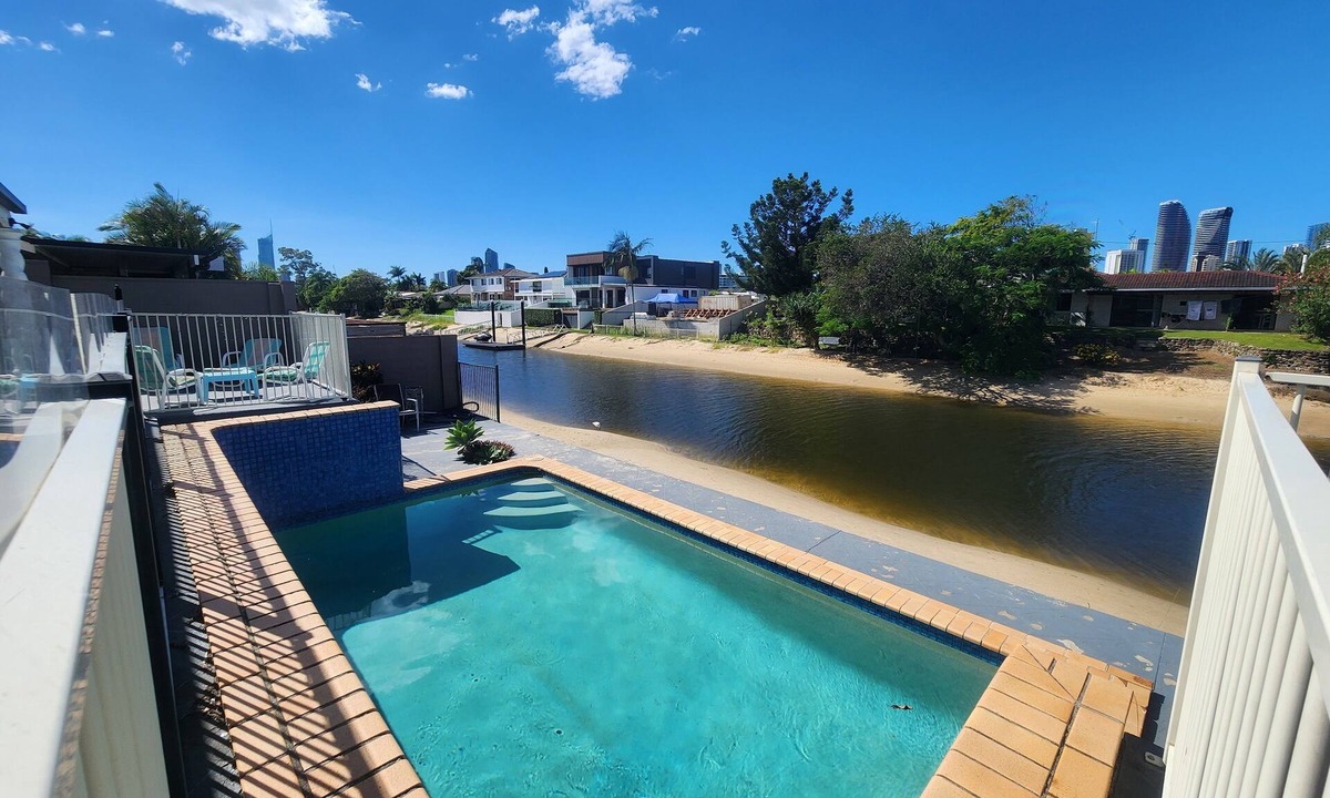 Broadbeach Waters House | THE BROADBEACH WATERFRONT CENTRAL Pet friendly.