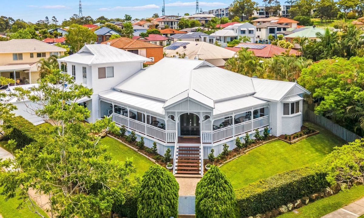 Murarrie House | The Duchess - Luxury Brisbane Holiday Home. Family & Pet friendly with Pool