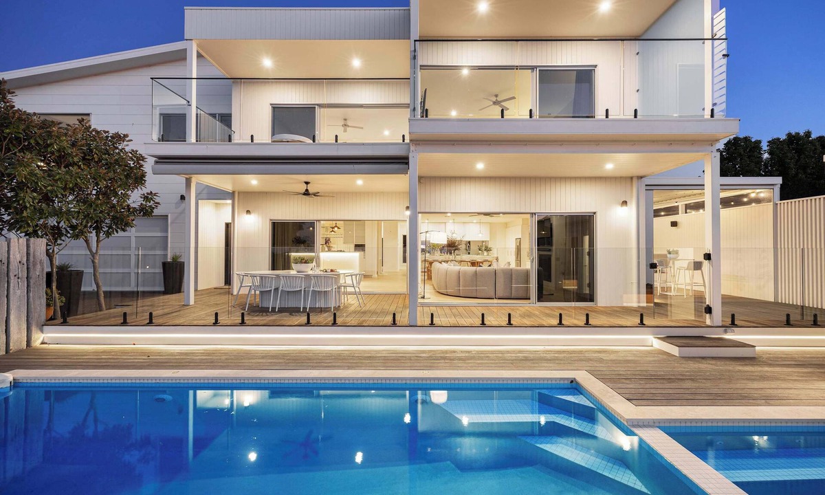 Mount Martha House | The Hull | Luxury Pool, Sauna, Spa, Tennis Court