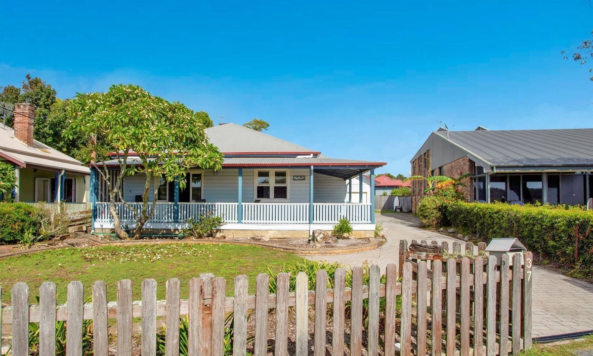 Tea Gardens House | The Lakes Cottage – Traditional Tea Gardens Cottage