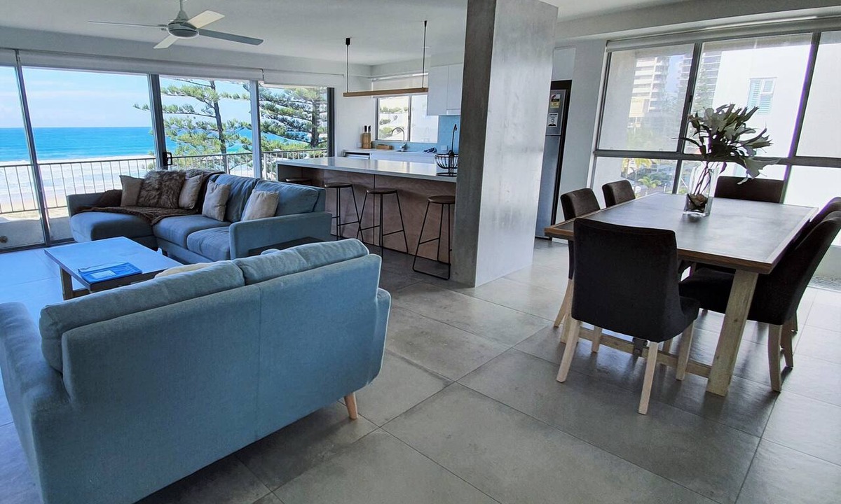 Surfers Paradise Apartment | The Penthouse - Amazing Ocean Views, Opposite Beach & Park, Wi-Fi & Parking