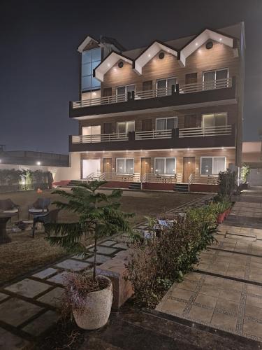 Vrindavan Hotel | The VrindHuts