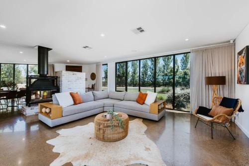 Bombira House | The Wine Manor - Lavish Poolside Living