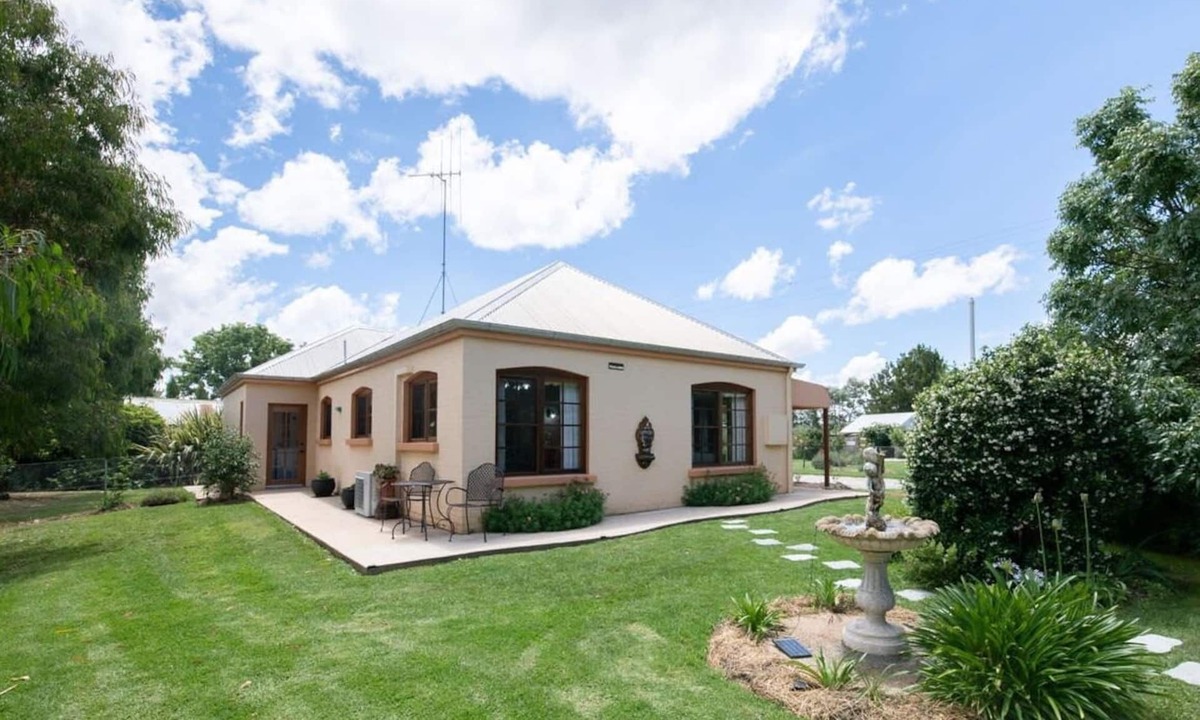 Canobolas House | Thornleigh Cottage - Peaceful, Cosy & Convenient