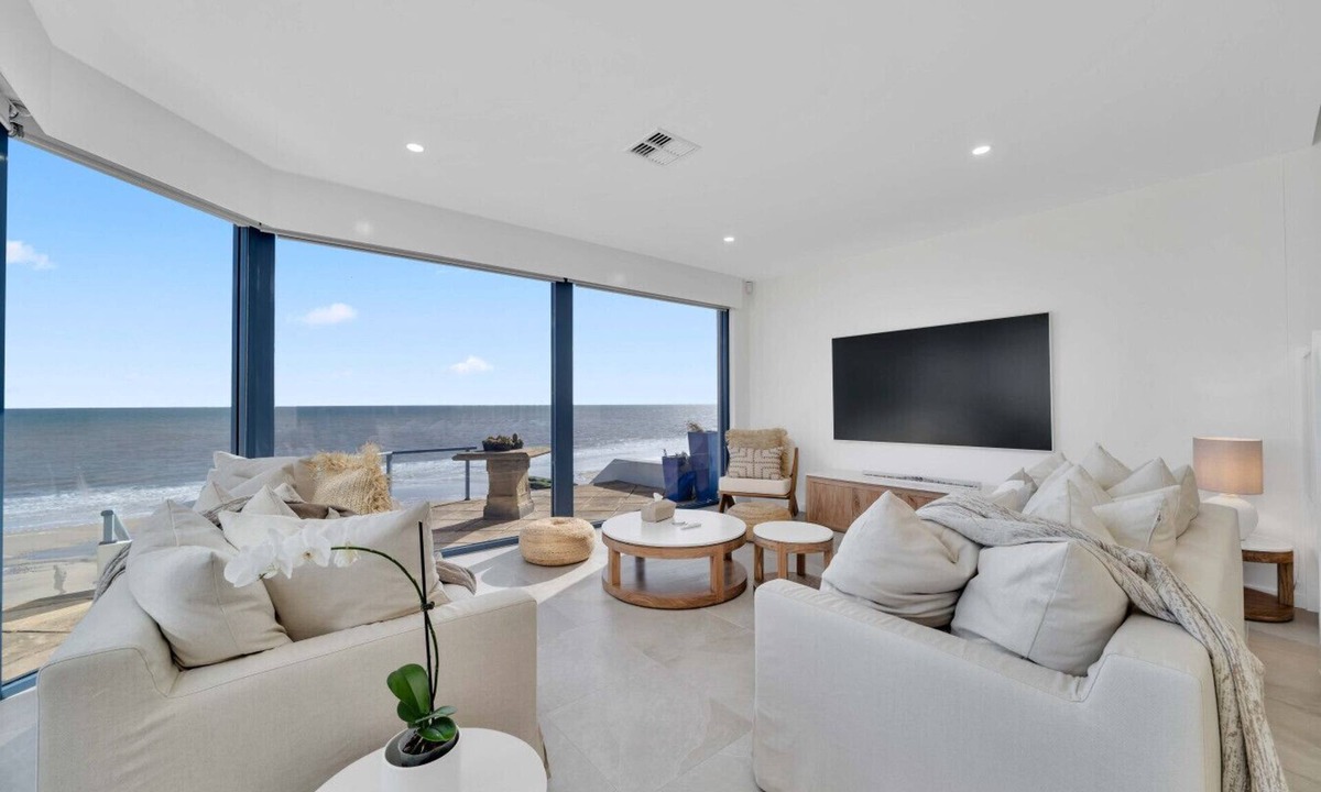 North Brighton Apartment | Three-Bedroom Luxurious Beachfront Holiday Home