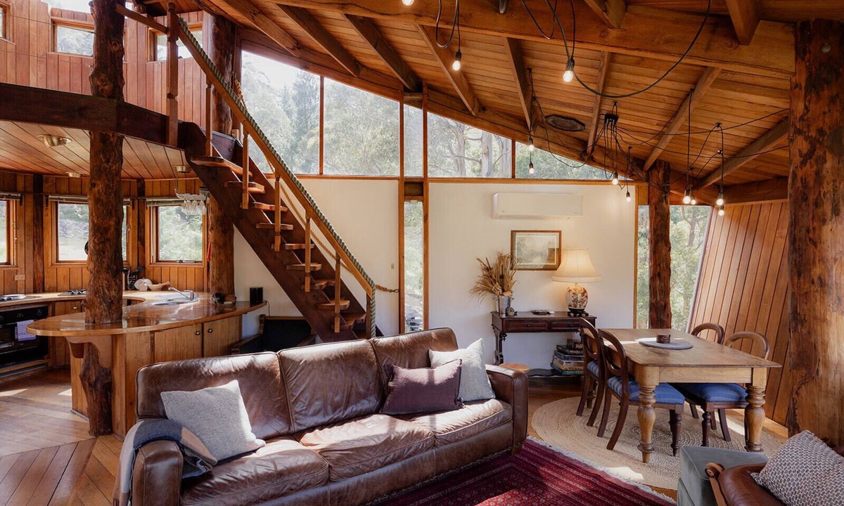 Ridgeway House | Tranquil bush home 15mins to CBD. Forest views, bath tub & underfloor heating