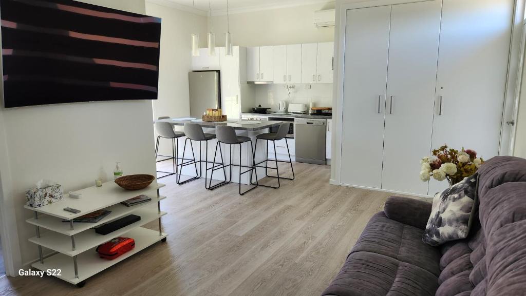 Geilston Bay Apartment | Tranquil Bush Setting Apartment Hobart 2 Bedroom and pet friendly
