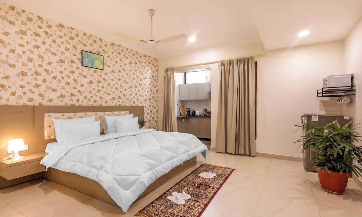 Sector 40 Apartment | Tranquil Nest in Gurgaon w/balcony