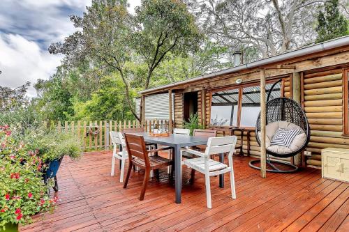 Crafers West House | Treetop Sanctuary - Serene Cottage near Mount Lofty