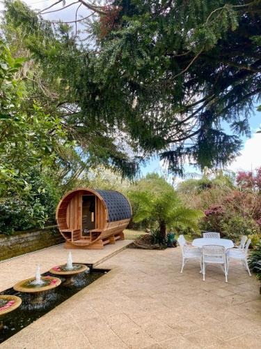 Springbrook House | Tulip Gardens Estate - Spa, Sauna & Pet Friendly
