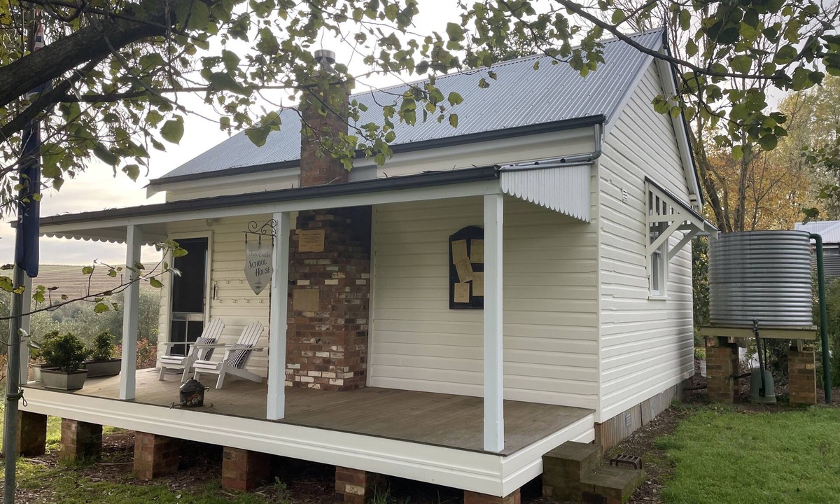 Forest Reefs House | Two Creeks School House