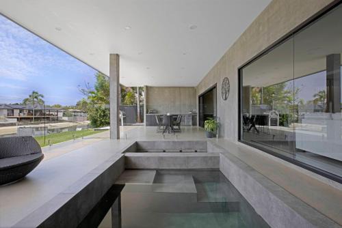 Broadbeach Waters House | Urban Hideaway