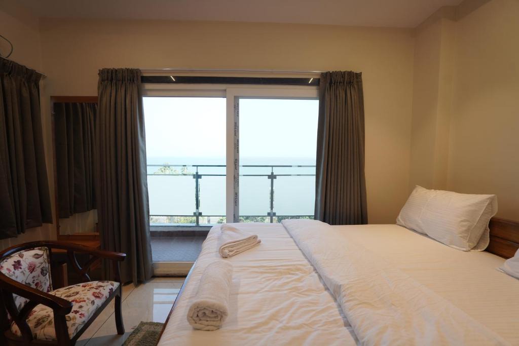 Dwaraka Nagar Hotel | v square inn
