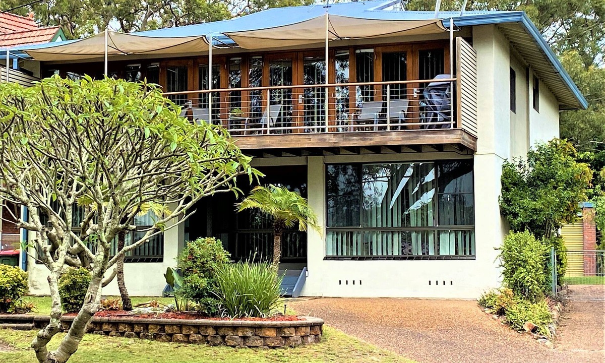 Salamander Bay House | Wanda Beach House, 100 mtrs to beach. Linen & towels. Pets allowed.
