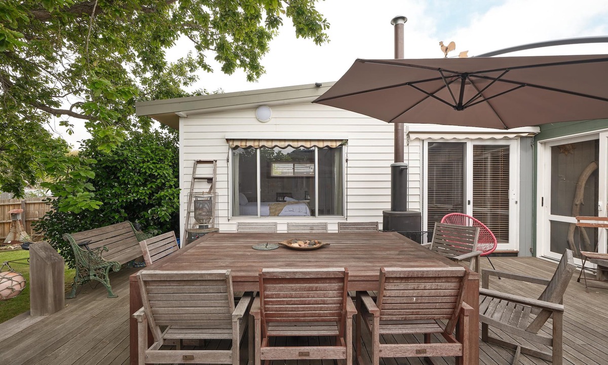 Rosebud House | Warraburra Beach Shack Rosebud - with private beach box. - Enjoy your own beach box with chairs, umbrella, boogie boards and more!